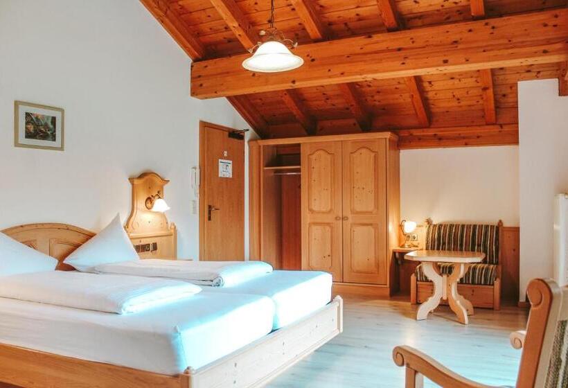 Студия Deluxe, Kaiserhof