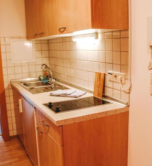 Студия Deluxe, Kaiserhof