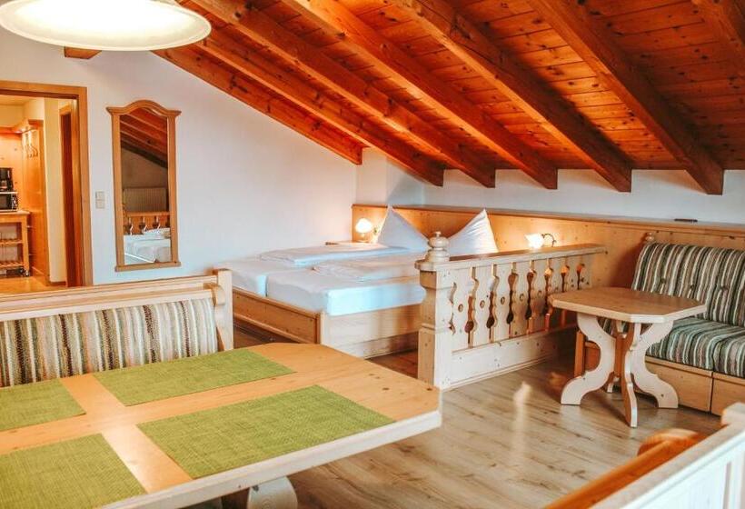 Студия Deluxe, Kaiserhof