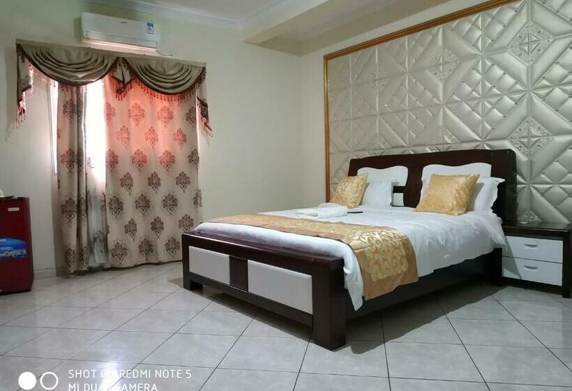 اتاق راحتی سه تخته, Golden House