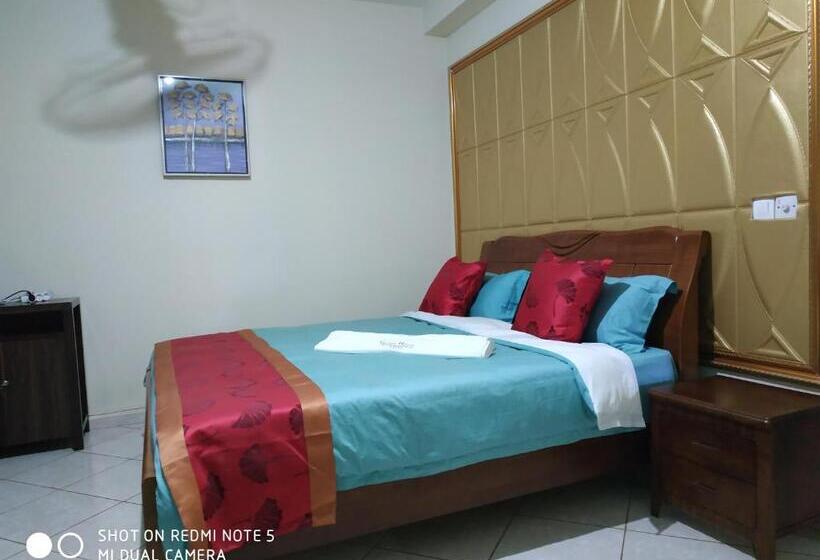 اتاق استاندارد سه نفره, Golden House
