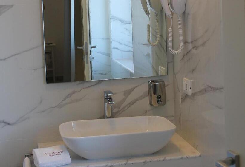 Трехместный Номер Комфорт, Flos Guest House