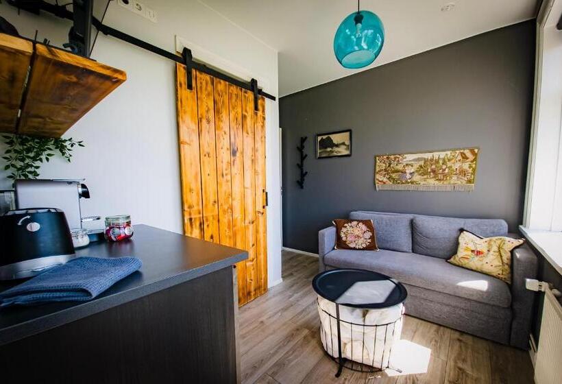 سوئیت جونیور با چشم‌انداز کوهستان, Guesthouse Hóll
