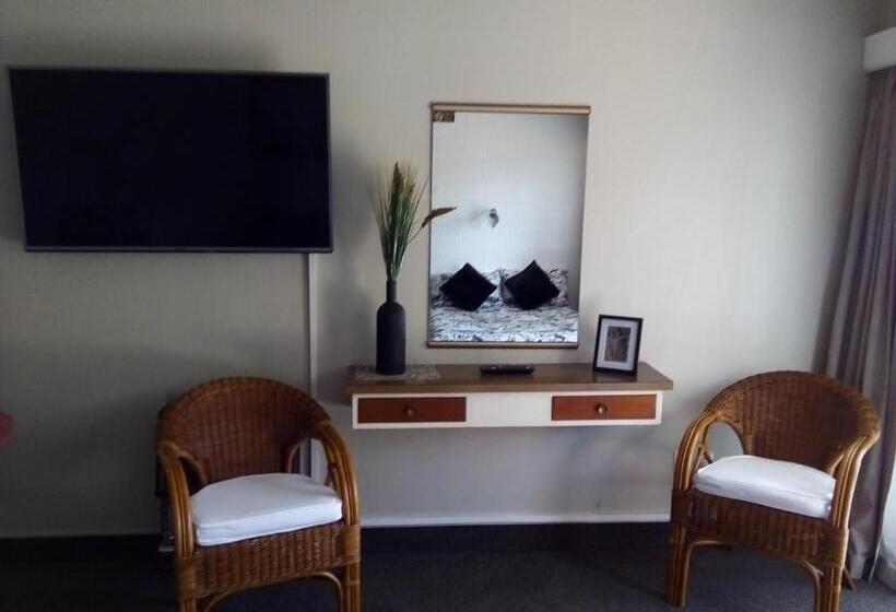 Семейный Четырехместный Номер, Redwood Lodge Motel