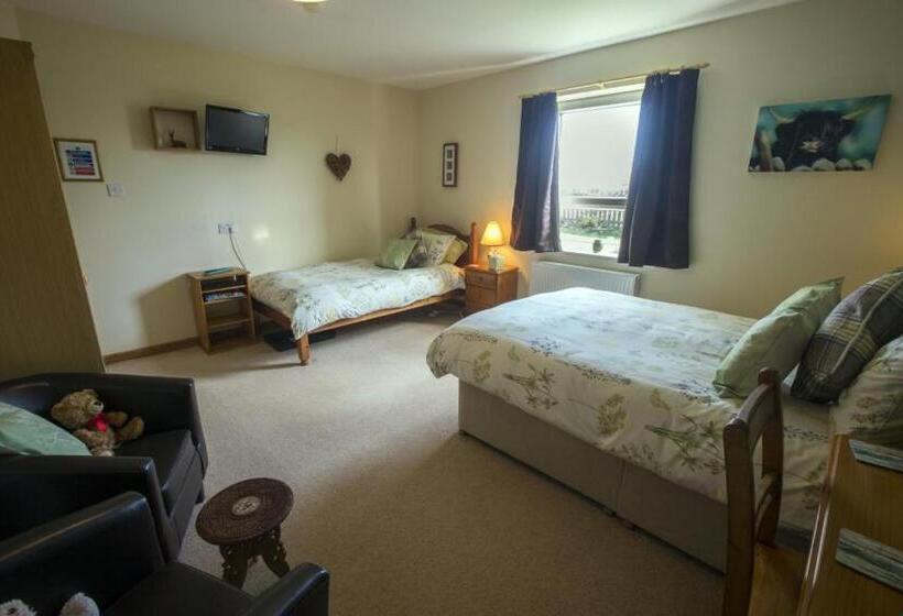Трехместный Номер Стандарт Вид на Сад, The Hawthorns B & B