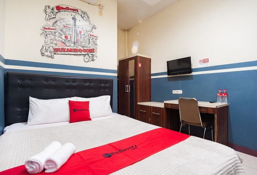 Номер Economy, Reddoorz Plus Near Universitas Indonesia