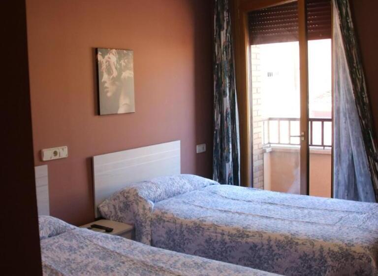 Номер Deluxe, Hostal Burgalés