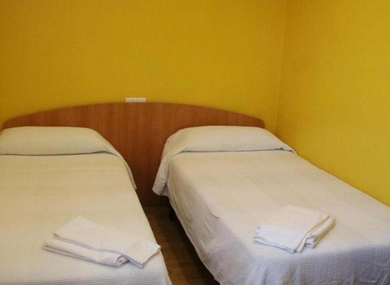 Дом 1 Спальня, Hostal Burgalés