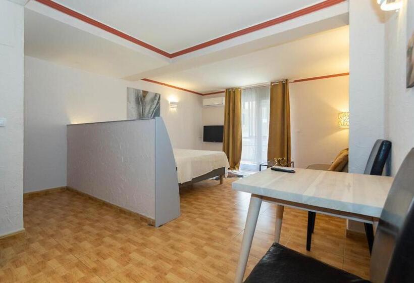 デラックススタジオ, Unique Hotel Apartments
