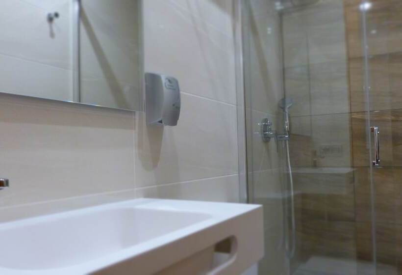 Четырехместный Номер Стандарт, Hostal Restaurante La Masía