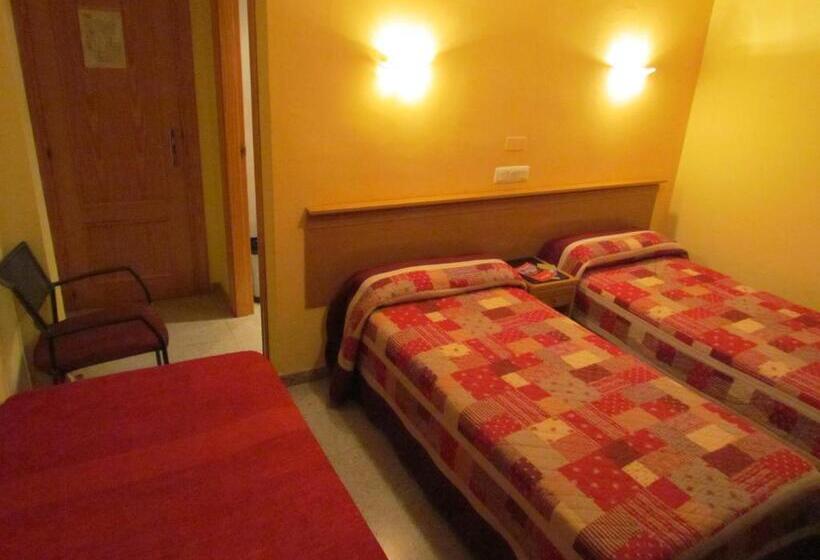 Номер Стандарт Трехместный, Hostal Las Rumbas
