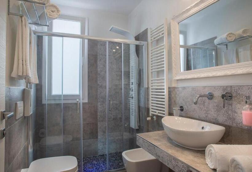 סטודיו סטנדרט עם נוף צדדי לים, White Suite & Apartments