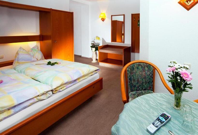 Quarto Economy, Pension Cafe Suzette