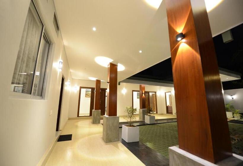 Номер Deluxe с Балконом, Diva Villa Airport Transit