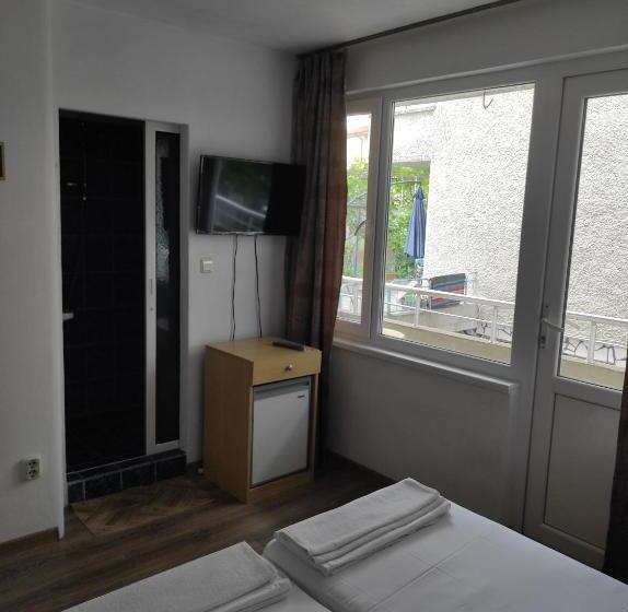 Номер Стандарт с Балконом, Guest House Drazhev