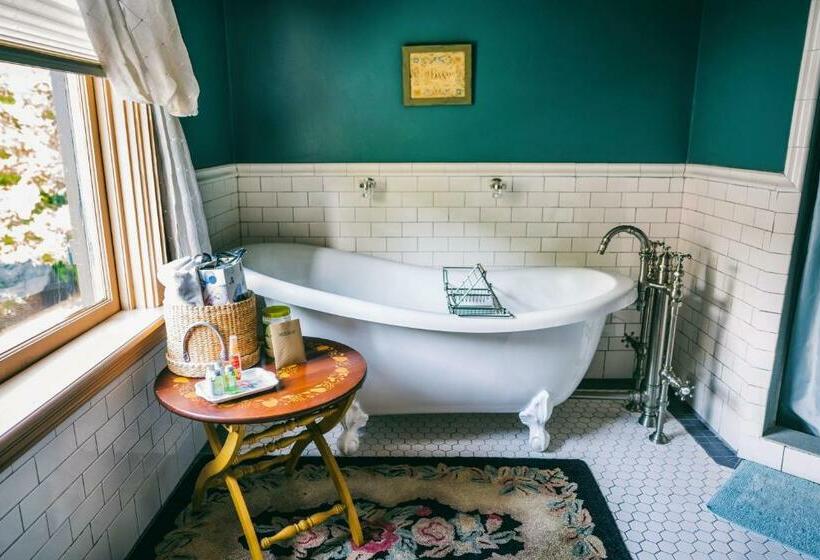اتاق لوکس با وان آب گرم, Hummingbird Inn