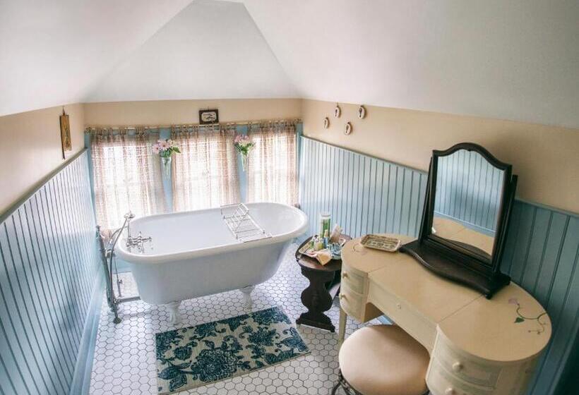 اتاق پریمیوم چهارنفره, Hummingbird Inn