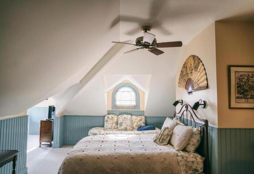 Четырехместный номер Премиум, Hummingbird Inn