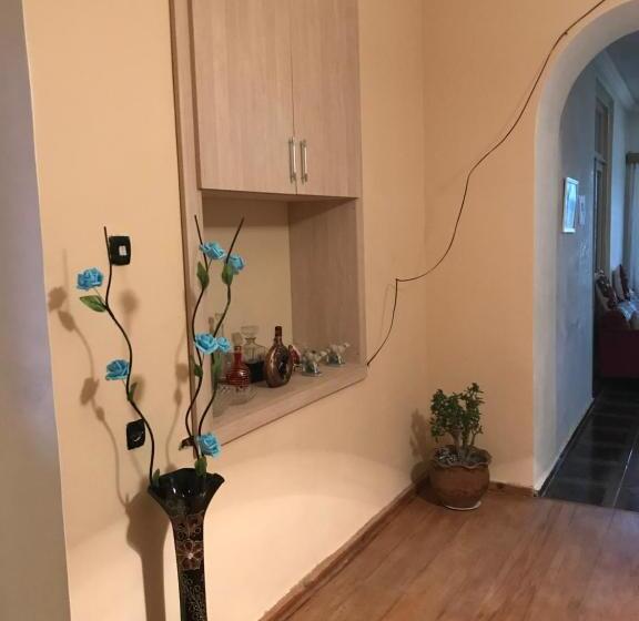 Economy Triple Room, Natia
