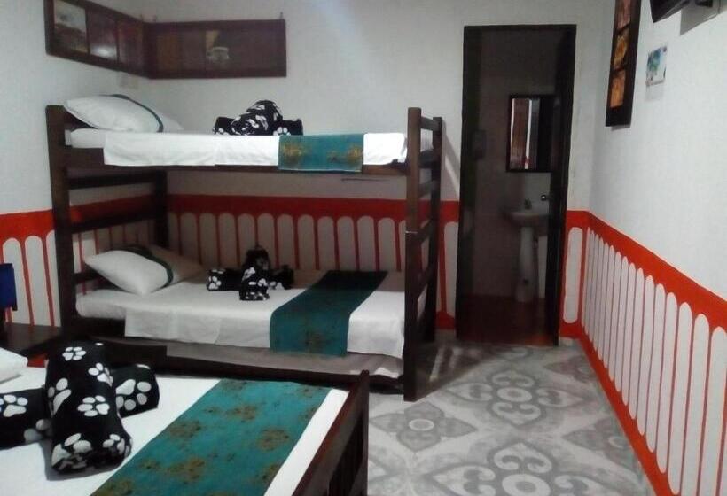 Четырехместный Номер Стандарт, Hostal Casa Artvelez