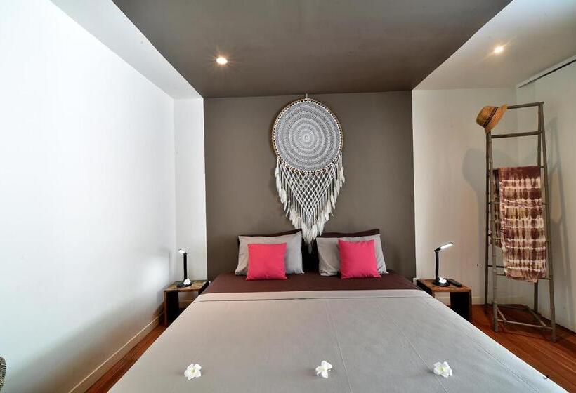 Полулюкс с Бассейном, Meno Suites