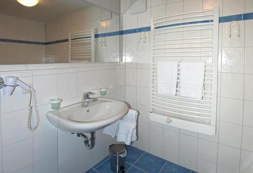 شقة غرفة واحدة, Der Berghof