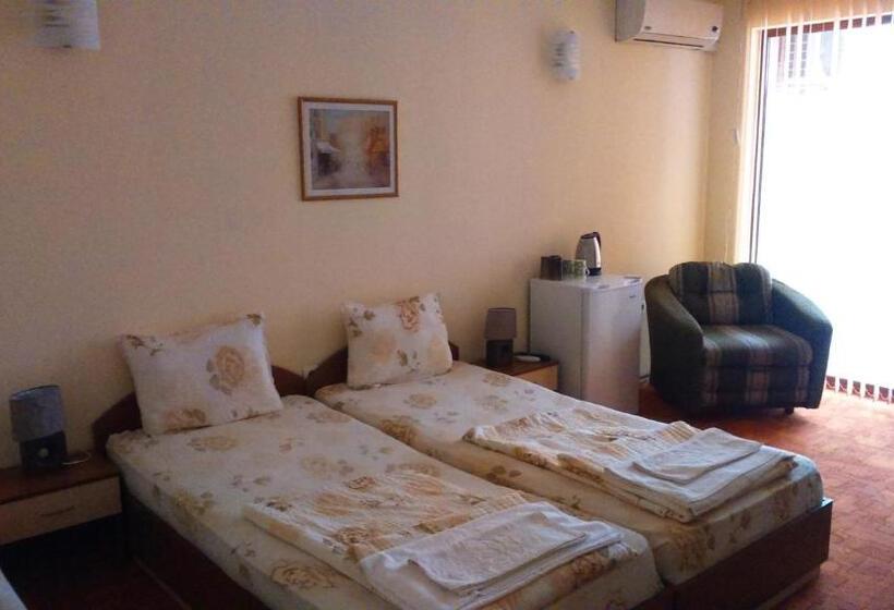 Трехместный Номер Стандарт с Балконом, Guest House Pri Valyo