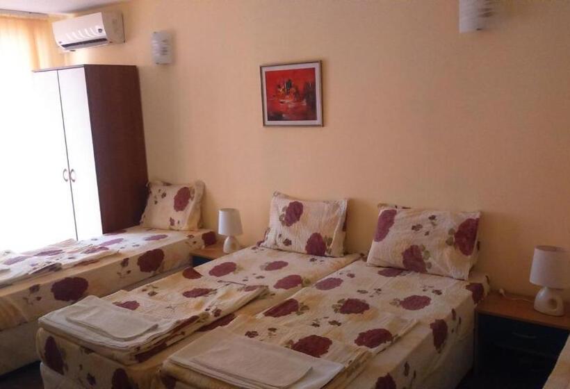 Четырехместный Номер Стандарт с Балконом, Guest House Pri Valyo