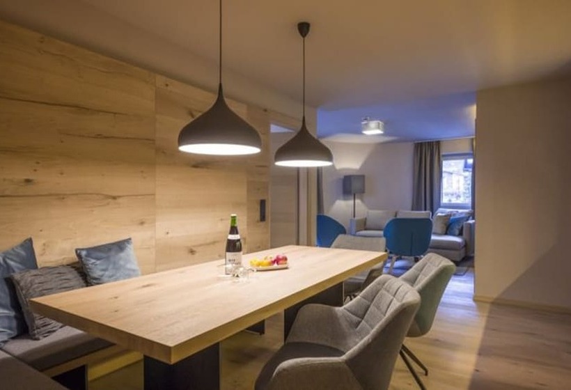 Апартаменты 3 Спальни, Postresidenz