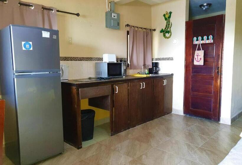 غرفة قياسية رباعية مطلة على البحر, Beach Side Condos Caye Caulker By Ccvh