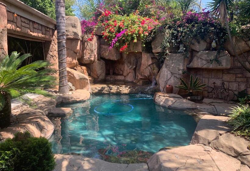 Люкс, Eagle Rock Executive Guest House