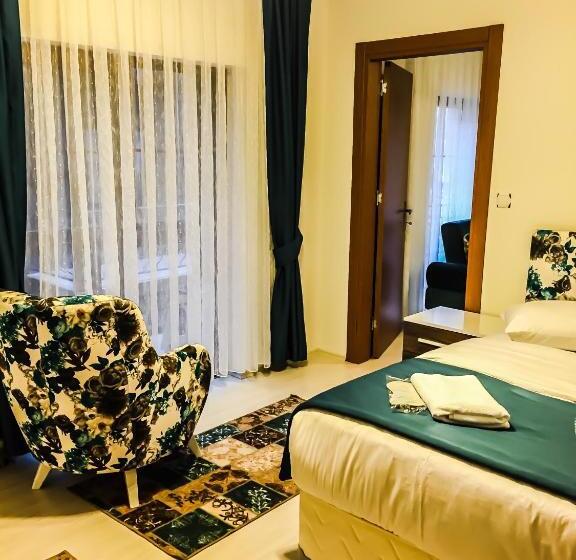 Quarto Quádruplo Estandar, Mego Suite Otel