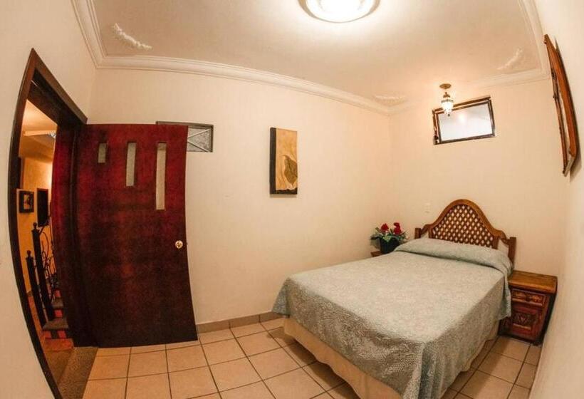 Quarto Deluxe, Posada De La Conspiración