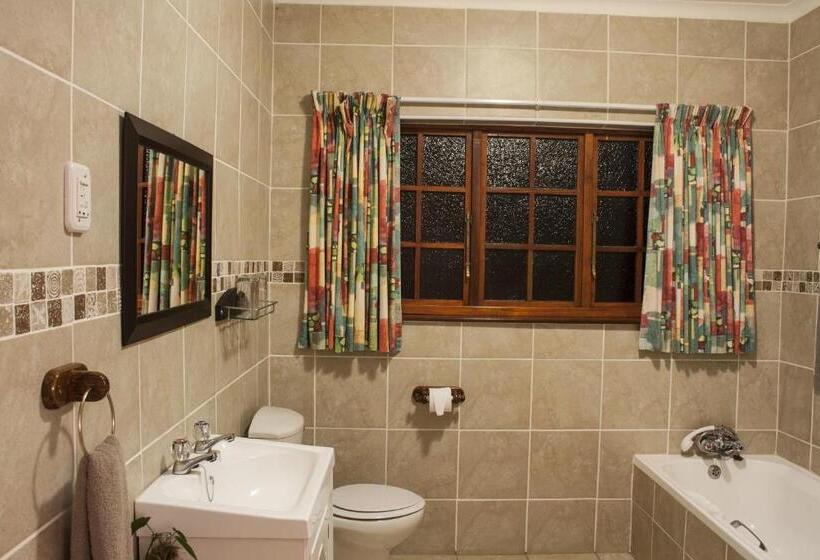 Семейный Номер, Thatchings Guest House