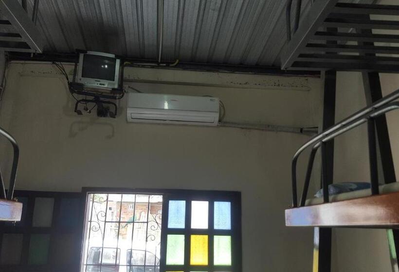تختخواب در اتاق مشترک, Hospedaje Dannita B&b