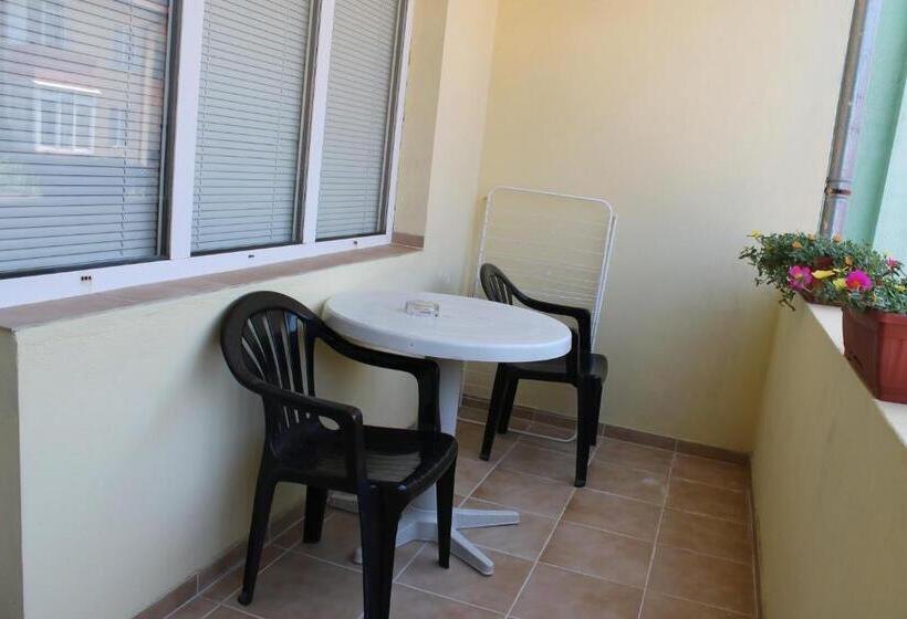 اتاق استاندارد سه تخته با بالکن, Edelvais Guest House