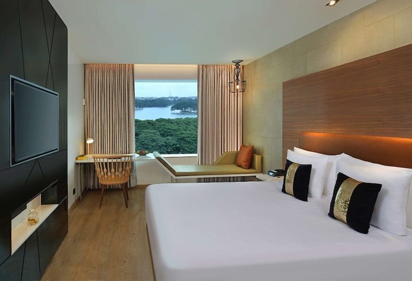 غرفة ديلوكس مطلة على البحيرة, Radisson Bengaluru City Center