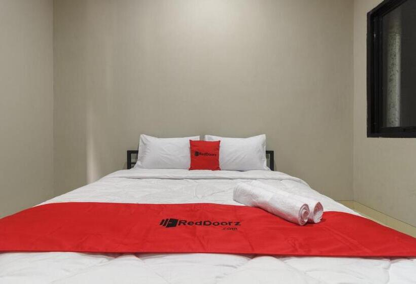 Номер Economy, Reddoorz Near Puri Indah Mall