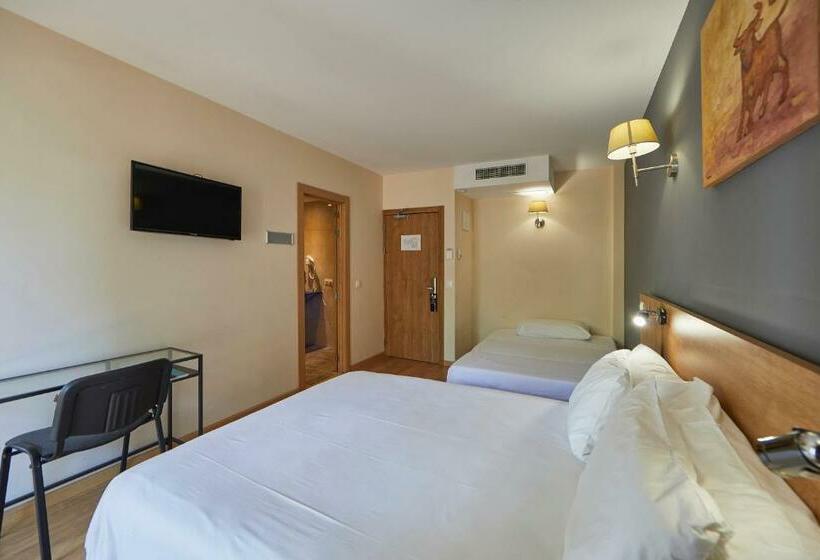 Quarto Familiar, Nura Santa Ponsa Pins