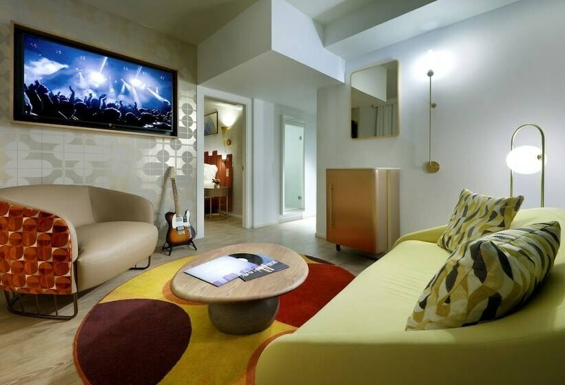 スタンダードスタジオ, Hard Rock Hotel Marbella