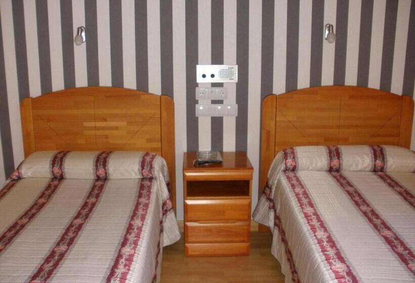 Quarto Familiar Comunicado, Hostal Virgen Del Villar