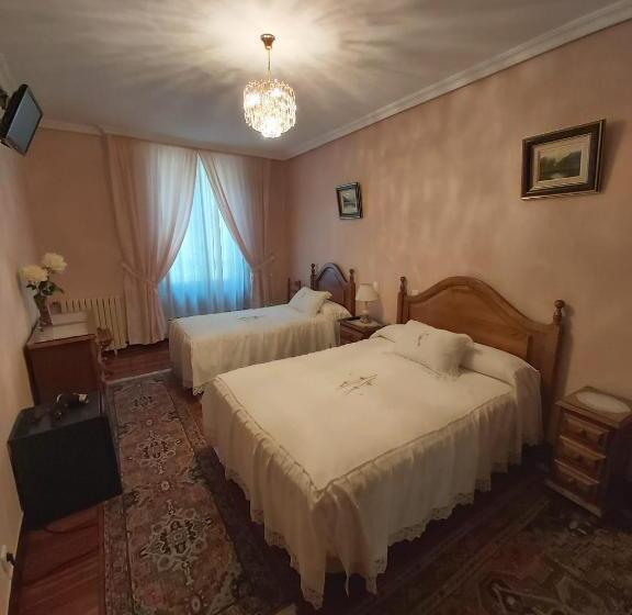 غرفة قياسية ثلاثية, Pension Lorea
