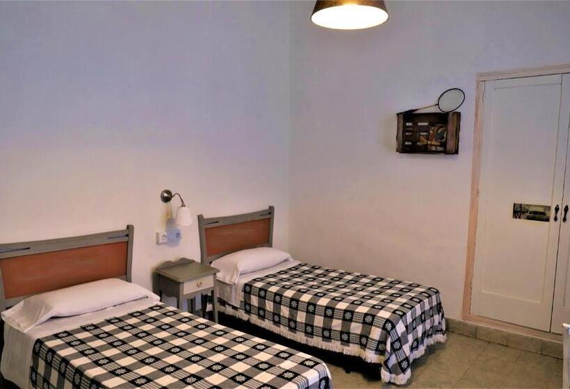 スタンダードトリプルルーム, Hostal Montsoliu
