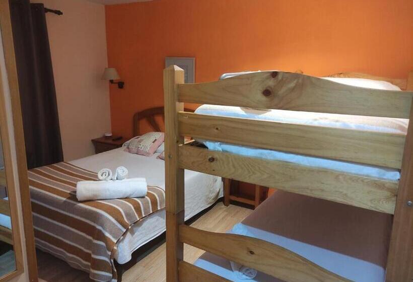 Четырехместный Номер Классик, Hostal Cal Batista