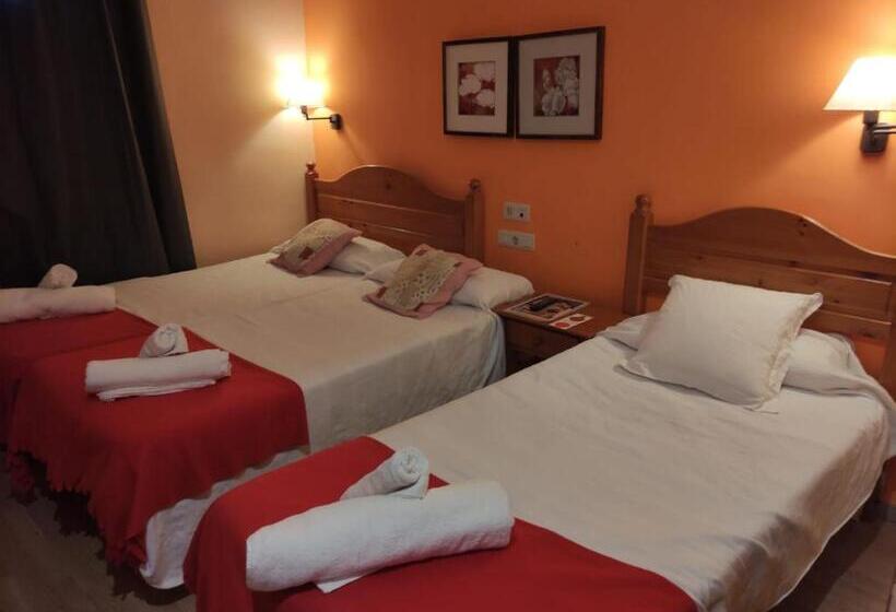 Номер Стандарт Трехместный, Hostal Cal Batista