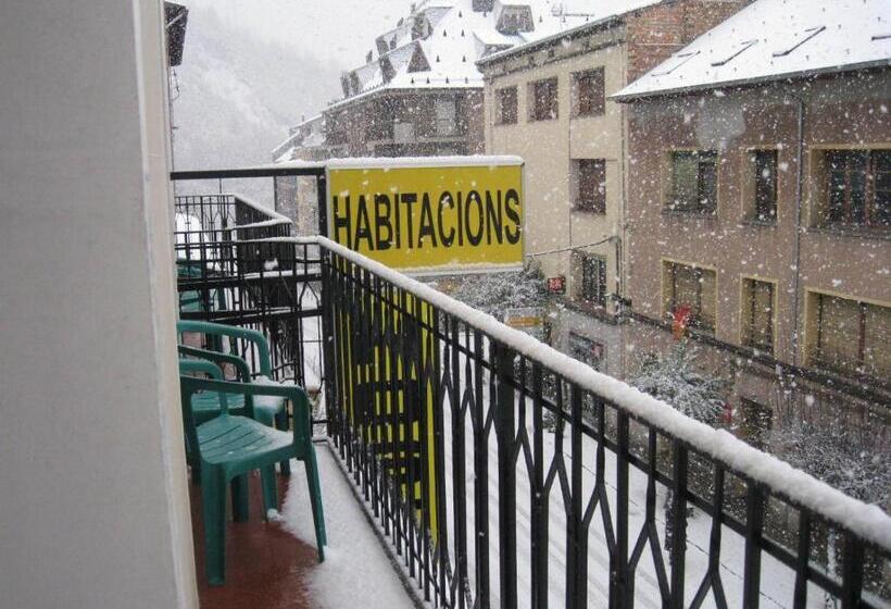 Номер Стандарт Трехместный, Hostal Canigó