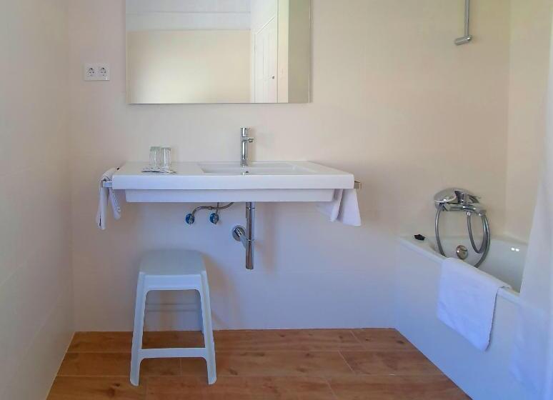 غرفة قياسية ثلاثية, Hostal Canigó
