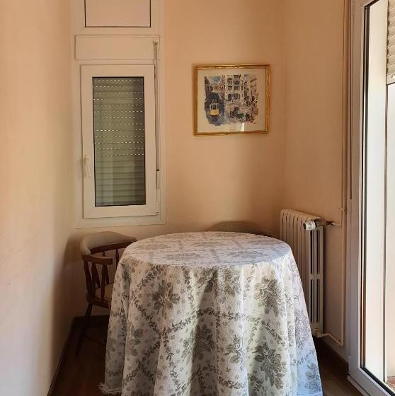 Четырехместный Номер Стандарт, Hostal Canigó