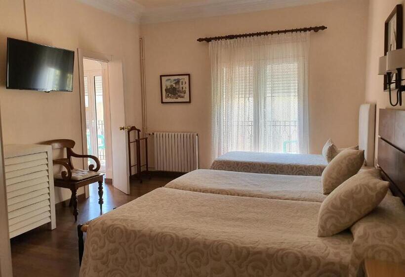 غرفة قياسية رباعية, Hostal Canigó