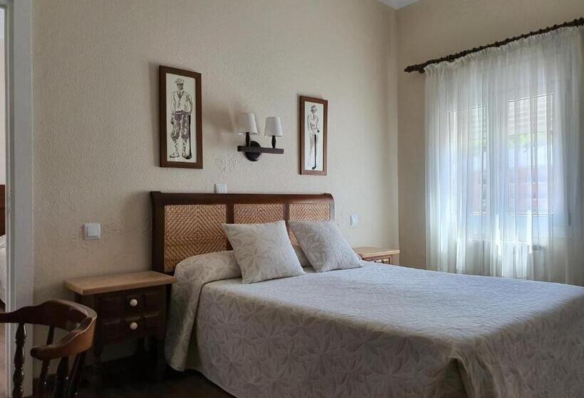 غرفة قياسية رباعية, Hostal Canigó
